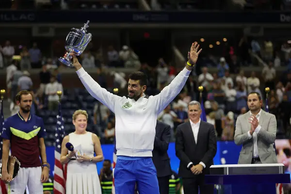 NEW YORK - SEPTEMBER 10, 2023 ABD Açık Şampiyonu Novak Cokoviç, Rusya 'daki Daniil Medvedev ile New York' taki USTA Billie Jean King Ulusal Tenis Merkezi 'nde oynanan Erkekler Single Final Maçı' nın ardından düzenlenen ödül sunumunda