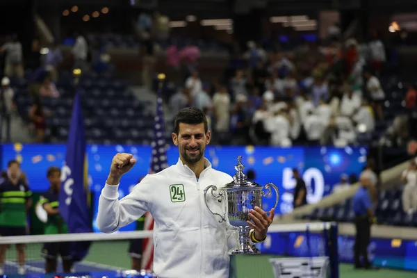 NEW YORK - SEPTEMBER 10, 2023 ABD Açık Şampiyonu Novak Cokoviç, Rusya 'daki Daniil Medvedev ile New York' taki USTA Billie Jean King Ulusal Tenis Merkezi 'nde oynanan Erkekler Single Final Maçı' nın ardından düzenlenen ödül sunumunda