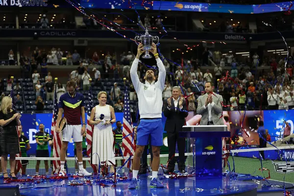 NEW YORK - SEPTEMBER 10, 2023 ABD Açık Şampiyonu Novak Cokoviç, Rusya 'daki Daniil Medvedev ile New York' taki USTA Billie Jean King Ulusal Tenis Merkezi 'nde oynanan Erkekler Single Final Maçı' nın ardından düzenlenen ödül sunumunda