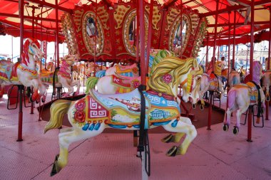 BROOKLYN, New York - 13 Nisan 2023: Brooklyn, New York 'taki tarihi Coney Island Boardwalk' ta Luna Park 'taki geleneksel bir panayır Coney Adası atlıkarıncasında atlar