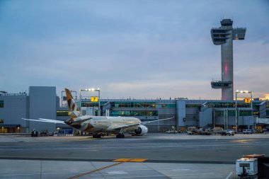 NEW YORK - NOVEMBER 4, 2023: Etihad Airways Boeing 787-9 Dreamliner, JFK Uluslararası Havaalanı, New York 