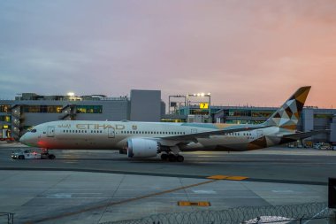 NEW YORK - NOVEMBER 4, 2023: Etihad Airways Boeing 787-9 Dreamliner, JFK Uluslararası Havaalanı, New York 