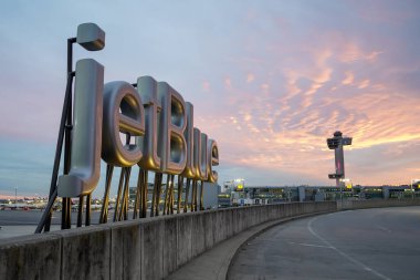 NEW YORK - NOVEMBER 4, 2023: JetBlue tabelasının 5 numaralı terminal ve New York 'taki JFK Uluslararası Havalimanı' ndaki Hava Trafik Kontrol Kulesi yanındaki genel manzarası 