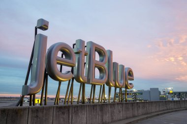NEW YORK - NOVEMBER 4, 2023: JetBlue tabelasının New York 'taki JFK Uluslararası Havaalanı' ndaki 5 numaralı terminalin yanındaki genel manzarası 