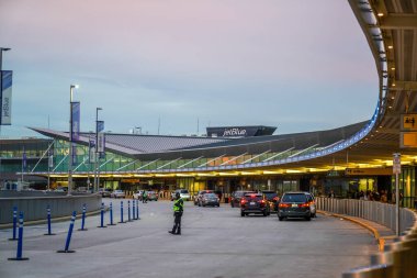 New York 'taki John F. Kennedy Uluslararası Havalimanı' nda JetBlue Terminal 5. JFK, 4 pisti ve 8 terminali olan dünyanın en büyük havaalanlarından biridir.