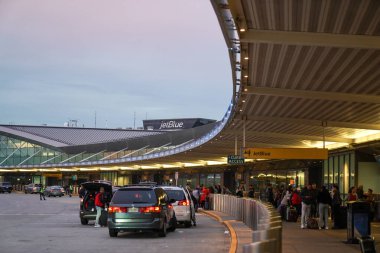 New York 'taki John F. Kennedy Uluslararası Havalimanı' nda JetBlue Terminal 5. JFK, 4 pisti ve 8 terminali olan dünyanın en büyük havaalanlarından biridir.