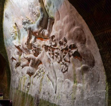 EPERNAY, FRANCE - 27 Mayıs 2022: Champagne Mercier mahzeninde heykeltıraş Gustave Navlet 'in kabartma oymaları Epernay, Fransa' da sürücüsüz trenin ulaşabileceği