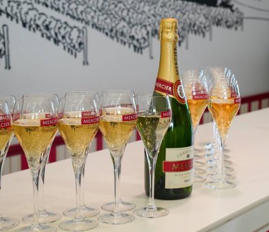 EPERNAY, FRANCE - 27 Mayıs 2022: Fransa 'nın başkenti Epernay' deki Şampanya Bulvarı 'ndaki Şampanya Mercier Misafir Merkezi' nde tatma alanı