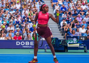 NEW YORK - SEPTEMBER 3, 2023: New York 'taki Billie Jean King Ulusal Tenis Merkezi' nde oynanan 2023 ABD Açık 'ta Danimarkalı Caroline Wozniacki' ye karşı oynanan 16 turluk maçta ABD 'li profesyonel tenisçi Coco Gauff 