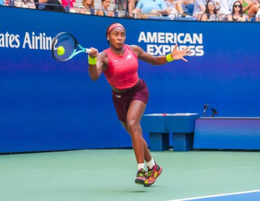NEW YORK - SEPTEMBER 3, 2023: New York 'taki Billie Jean King Ulusal Tenis Merkezi' nde oynanan 2023 ABD Açık 'ta Danimarkalı Caroline Wozniacki' ye karşı oynanan 16 turluk maçta ABD 'li profesyonel tenisçi Coco Gauff 