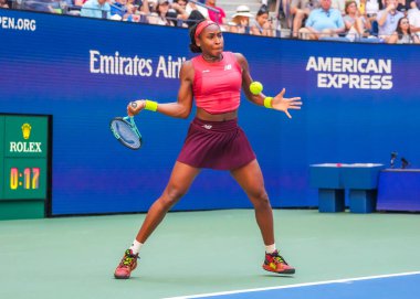 NEW YORK - SEPTEMBER 3, 2023: New York 'taki Billie Jean King Ulusal Tenis Merkezi' nde oynanan 2023 ABD Açık 'ta Danimarkalı Caroline Wozniacki' ye karşı oynanan 16 turluk maçta ABD 'li profesyonel tenisçi Coco Gauff 