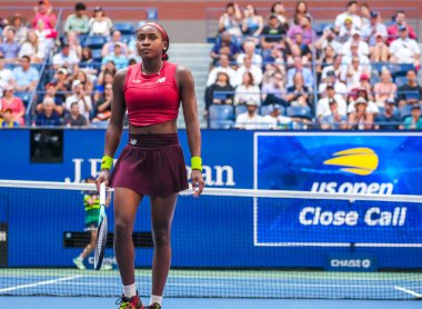 NEW YORK - SEPTEMBER 3, 2023: New York 'taki Billie Jean King Ulusal Tenis Merkezi' nde oynanan 2023 ABD Açık 'ta Danimarkalı Caroline Wozniacki' ye karşı oynanan 16 turluk maçta ABD 'li profesyonel tenisçi Coco Gauff 