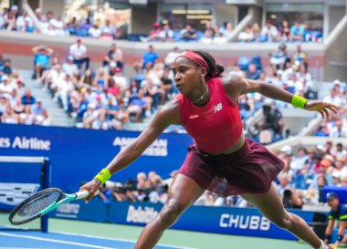 NEW YORK - SEPTEMBER 3, 2023: New York 'taki Billie Jean King Ulusal Tenis Merkezi' nde oynanan 2023 ABD Açık 'ta Danimarkalı Caroline Wozniacki' ye karşı oynanan 16 turluk maçta ABD 'li profesyonel tenisçi Coco Gauff 