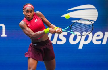 NEW YORK - SEPTEMBER 3, 2023: New York 'taki Billie Jean King Ulusal Tenis Merkezi' nde oynanan 2023 ABD Açık 'ta Danimarkalı Caroline Wozniacki' ye karşı oynanan 16 turluk maçta ABD 'li profesyonel tenisçi Coco Gauff 