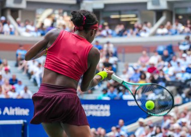 NEW YORK - SEPTEMBER 3, 2023: New York 'taki Billie Jean King Ulusal Tenis Merkezi' nde oynanan 2023 ABD Açık 'ta Danimarkalı Caroline Wozniacki' ye karşı oynanan 16 turluk maçta ABD 'li profesyonel tenisçi Coco Gauff 