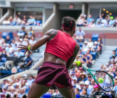 NEW YORK - SEPTEMBER 3, 2023: New York 'taki Billie Jean King Ulusal Tenis Merkezi' nde oynanan 2023 ABD Açık 'ta Danimarkalı Caroline Wozniacki' ye karşı oynanan 16 turluk maçta ABD 'li profesyonel tenisçi Coco Gauff 