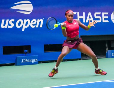 NEW YORK - SEPTEMBER 3, 2023: New York 'taki Billie Jean King Ulusal Tenis Merkezi' nde oynanan 2023 ABD Açık 'ta Danimarkalı Caroline Wozniacki' ye karşı oynanan 16 turluk maçta ABD 'li profesyonel tenisçi Coco Gauff 