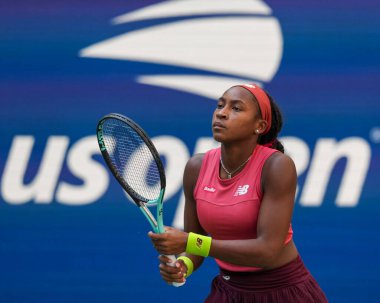 NEW YORK - SEPTEMBER 3, 2023: New York 'taki Billie Jean King Ulusal Tenis Merkezi' nde oynanan 2023 ABD Açık 'ta Danimarkalı Caroline Wozniacki' ye karşı oynanan 16 turluk maçta ABD 'li profesyonel tenisçi Coco Gauff 