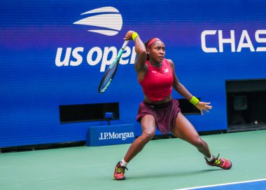 NEW YORK - SEPTEMBER 3, 2023: New York 'taki Billie Jean King Ulusal Tenis Merkezi' nde oynanan 2023 ABD Açık 'ta Danimarkalı Caroline Wozniacki' ye karşı oynanan 16 turluk maçta ABD 'li profesyonel tenisçi Coco Gauff 