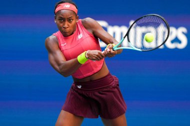 NEW YORK - SEPTEMBER 3, 2023: New York 'taki Billie Jean King Ulusal Tenis Merkezi' nde oynanan 2023 ABD Açık 'ta Danimarkalı Caroline Wozniacki' ye karşı oynanan 16 turluk maçta ABD 'li profesyonel tenisçi Coco Gauff 