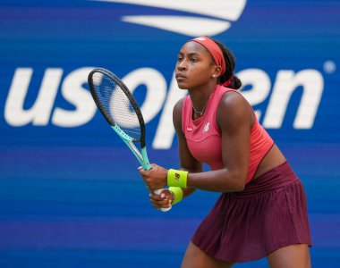 NEW YORK - SEPTEMBER 3, 2023: New York 'taki Billie Jean King Ulusal Tenis Merkezi' nde oynanan 2023 ABD Açık 'ta Danimarkalı Caroline Wozniacki' ye karşı oynanan 16 turluk maçta ABD 'li profesyonel tenisçi Coco Gauff 