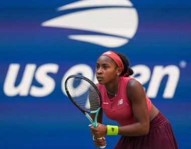 NEW YORK - SEPTEMBER 3, 2023: New York 'taki Billie Jean King Ulusal Tenis Merkezi' nde oynanan 2023 ABD Açık 'ta Danimarkalı Caroline Wozniacki' ye karşı oynanan 16 turluk maçta ABD 'li profesyonel tenisçi Coco Gauff 