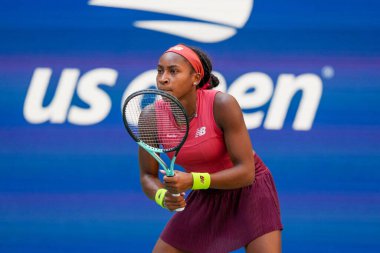 NEW YORK - SEPTEMBER 3, 2023: New York 'taki Billie Jean King Ulusal Tenis Merkezi' nde oynanan 2023 ABD Açık 'ta Danimarkalı Caroline Wozniacki' ye karşı oynanan 16 turluk maçta ABD 'li profesyonel tenisçi Coco Gauff 