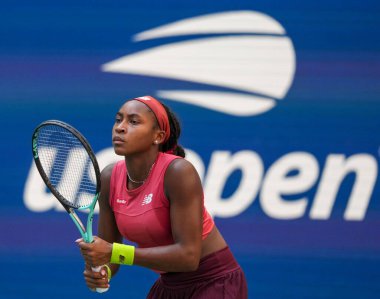 NEW YORK - SEPTEMBER 3, 2023: New York 'taki Billie Jean King Ulusal Tenis Merkezi' nde oynanan 2023 ABD Açık 'ta Danimarkalı Caroline Wozniacki' ye karşı oynanan 16 turluk maçta ABD 'li profesyonel tenisçi Coco Gauff 