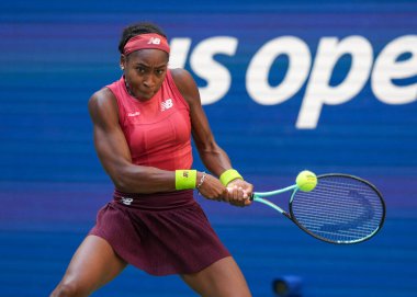 NEW YORK - SEPTEMBER 3, 2023: New York 'taki Billie Jean King Ulusal Tenis Merkezi' nde oynanan 2023 ABD Açık 'ta Danimarkalı Caroline Wozniacki' ye karşı oynanan 16 turluk maçta ABD 'li profesyonel tenisçi Coco Gauff 