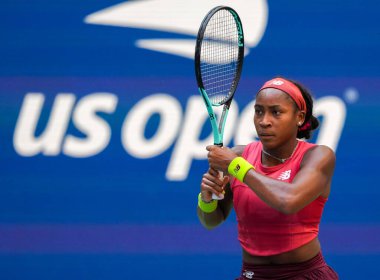 NEW YORK - SEPTEMBER 3, 2023: New York 'taki Billie Jean King Ulusal Tenis Merkezi' nde oynanan 2023 ABD Açık 'ta Danimarkalı Caroline Wozniacki' ye karşı oynanan 16 turluk maçta ABD 'li profesyonel tenisçi Coco Gauff 