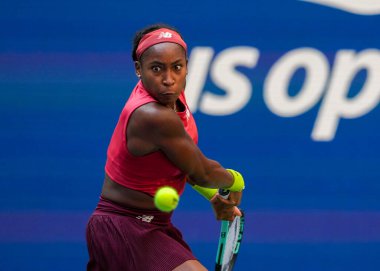 NEW YORK - SEPTEMBER 3, 2023: New York 'taki Billie Jean King Ulusal Tenis Merkezi' nde oynanan 2023 ABD Açık 'ta Danimarkalı Caroline Wozniacki' ye karşı oynanan 16 turluk maçta ABD 'li profesyonel tenisçi Coco Gauff 