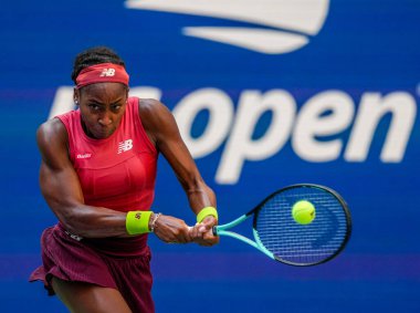 NEW YORK - SEPTEMBER 3, 2023: New York 'taki Billie Jean King Ulusal Tenis Merkezi' nde oynanan 2023 ABD Açık 'ta Danimarkalı Caroline Wozniacki' ye karşı oynanan 16 turluk maçta ABD 'li profesyonel tenisçi Coco Gauff 