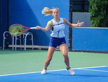 NEW YORK - 23 AUGust 2018: Ukraynalı tenisçi Marta Kostyuk, Billie Jean King Ulusal Tenis Merkezi 'nde oynanan 2018 ABD Açık 2. tur ön eleme karşılaşmasında