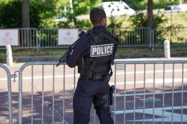 PARIS, FRANCE - 30 Mayıs 2022: Ulusal polis Paris 'te güvenlik sağlar. Ulusal Polis, ülkenin ana sivil polis teşkilatıdır.