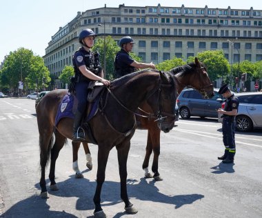 PARIS, FRANCE - 4 Haziran 2022 Atlı Ulusal Polis Paris 'te güvenliği sağlıyor. Ulusal Polis, ülkenin ana sivil polis teşkilatıdır.
