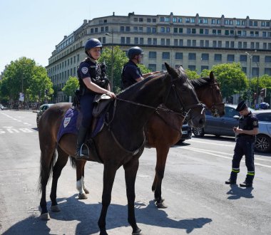 PARIS, FRANCE - 4 Haziran 2022 Atlı Ulusal Polis Paris 'te güvenliği sağlıyor. Ulusal Polis, ülkenin ana sivil polis teşkilatıdır.