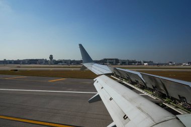 Yolcu uçağı Miami Uluslararası Havaalanına indi.