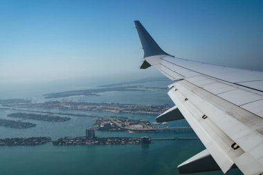 Miami üzerinde uçan yolcu uçağı Miami Uluslararası Havaalanı 'na inmek üzere iniyor.