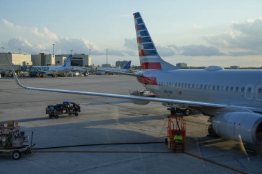 MIAMI, FLORIDA - APRIL 2, 2023: Miami Uluslararası Havaalanında pistte Amerikan Havayolları uçağı