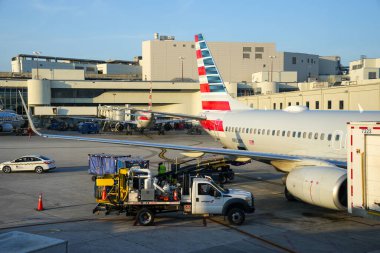 MIAMI, FLORIDA - APRIL 2, 2023: Miami Uluslararası Havaalanında pistte Amerikan Havayolları uçağı