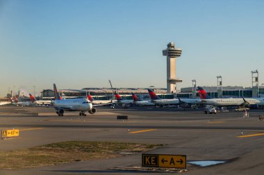 NEW YORK - 29 Mart 2023: Delta Havayolları uçağı JFK Uluslararası Havaalanı 'nda pistte 