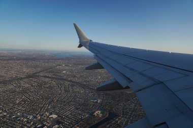 JFK Uluslararası Havaalanı 'ndan havalandıktan sonra New York, Long Island üzerinden uçan yolcu uçağı