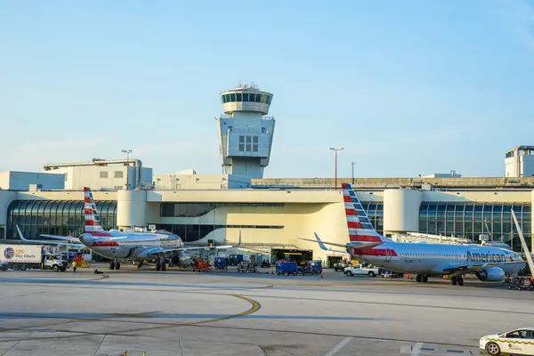 ミアミ フロリダ April 2023 マイアミ国際空港のタールマックのアメリカン航空機 ストックフォト