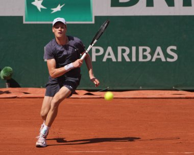 PARIS, FRANCE - 1 Haziran 2023: İtalyan profesyonel tenisçi Jannik Sinner, Almanya 'dan Daniel Altmaier' e karşı oynadığı ikinci tur maçında Paris, Fransa 'da oynanan 2023 Roland Garros maçında