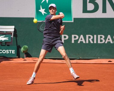 PARIS, FRANCE - 1 Haziran 2023: İtalyan profesyonel tenisçi Jannik Sinner, Almanya 'dan Daniel Altmaier' e karşı oynadığı ikinci tur maçında Paris, Fransa 'da oynanan 2023 Roland Garros maçında