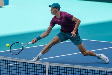 MIAMI GARDENS, FLORIDA - APRIL 2, 2023: Jannik Sinner, Miami 'deki Hard Rock Stadyumu' nda oynanan 2023 Miami Açık 'ta Rus Daniil Medvedev' e karşı oynadığı final maçında