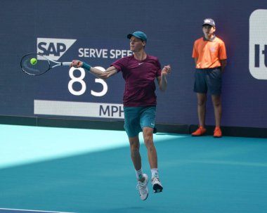 MIAMI GARDENS, FLORIDA - APRIL 2, 2023: Jannik Sinner, Miami 'deki Hard Rock Stadyumu' nda oynanan 2023 Miami Açık 'ta Rus Daniil Medvedev' e karşı oynadığı final maçında