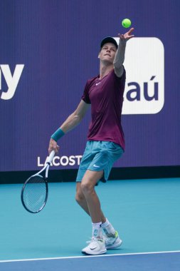 MIAMI GARDENS, FLORIDA - APRIL 2, 2023: Jannik Sinner, Miami 'deki Hard Rock Stadyumu' nda oynanan 2023 Miami Açık 'ta Rus Daniil Medvedev' e karşı oynadığı final maçında