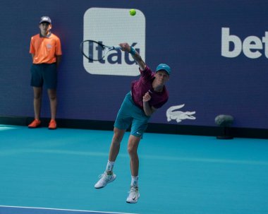 MIAMI GARDENS, FLORIDA - APRIL 2, 2023: Jannik Sinner, Miami 'deki Hard Rock Stadyumu' nda oynanan 2023 Miami Açık 'ta Rus Daniil Medvedev' e karşı oynadığı final maçında