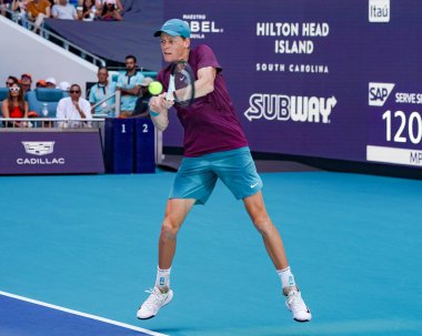 MIAMI GARDENS, FLORIDA - APRIL 2, 2023: Jannik Sinner, Miami 'deki Hard Rock Stadyumu' nda oynanan 2023 Miami Açık 'ta Rus Daniil Medvedev' e karşı oynadığı final maçında